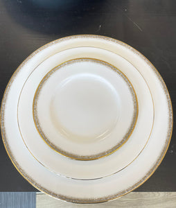 Haku 16-piece place setting with salad