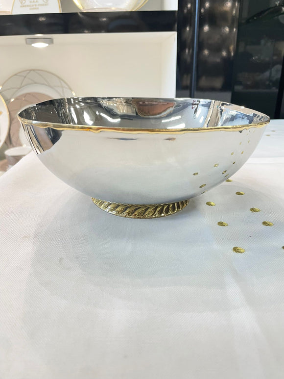 Aluminum salad bowl with gold twisted base