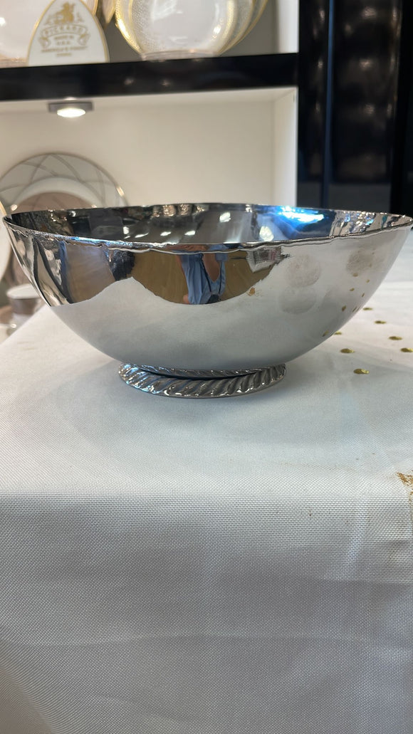 Aluminum salad bowl with silver twisted base