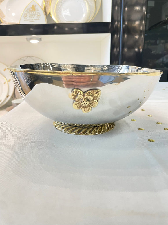 Aluminum salad bowl with flower detail on the side